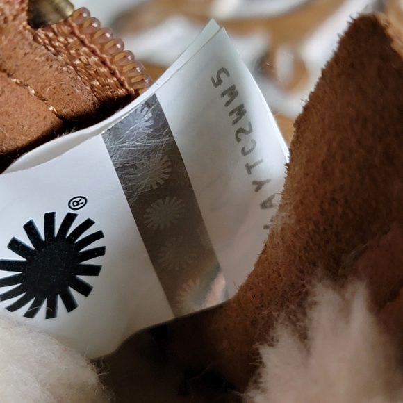 UGG Toddler Neumel Suede Boot - Picture 8 of 10